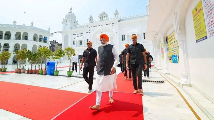 Pm Modi Serves At Gurudwara Patna Sahib In Bihar During Lok Sabha Polls