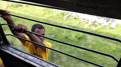 Purse thief traveled two kilometers hanging from the train window in Bihar, beaten after reaching station