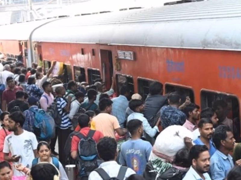 Trains Overflowing with Passengers as Bihar Awaits Chhath Festival, Travelers Forced to Stand Amidst Heavy Crowds
