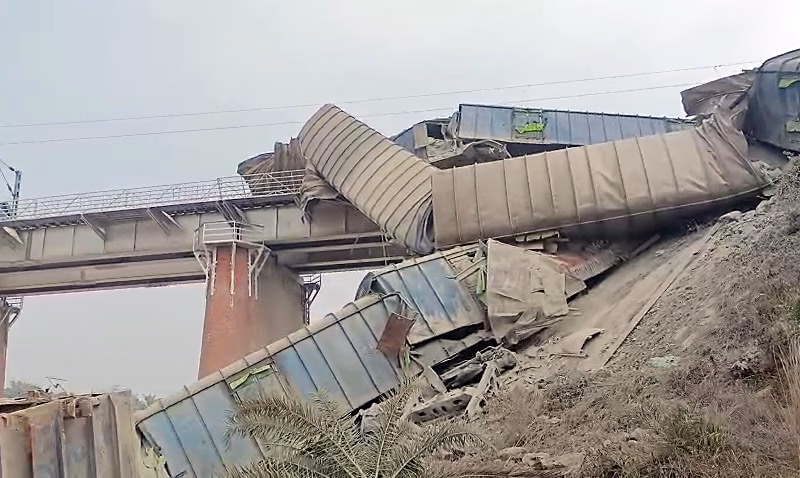 Train Services Halted on Patna-Howrah Line After Cement-laden Goods Train Derails Near Telwa Bazar Halt in Jharkhand